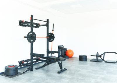 Bild der Trainingsgeräte des Sport & Schmerz Campus z.B. Langhantelbank