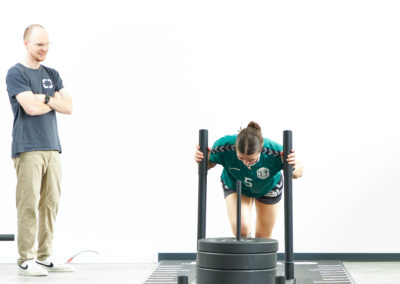 Sportlerin während des Personal Trainings mit Physiotherapeut Malte Klett