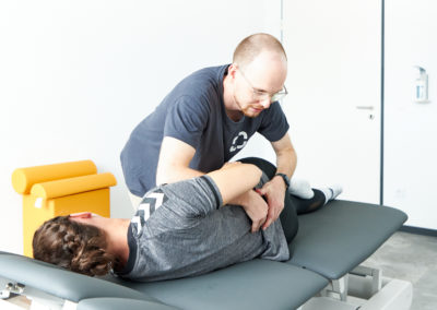 Physiotherapie auf der Liege in Seitenlage mit Malte Klett